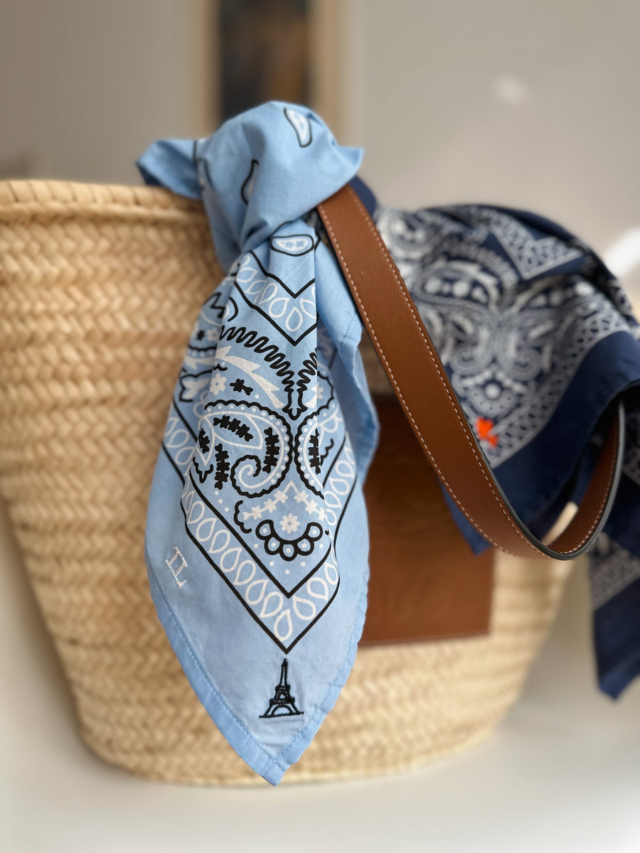 Bandana gebunden an Korbtasche