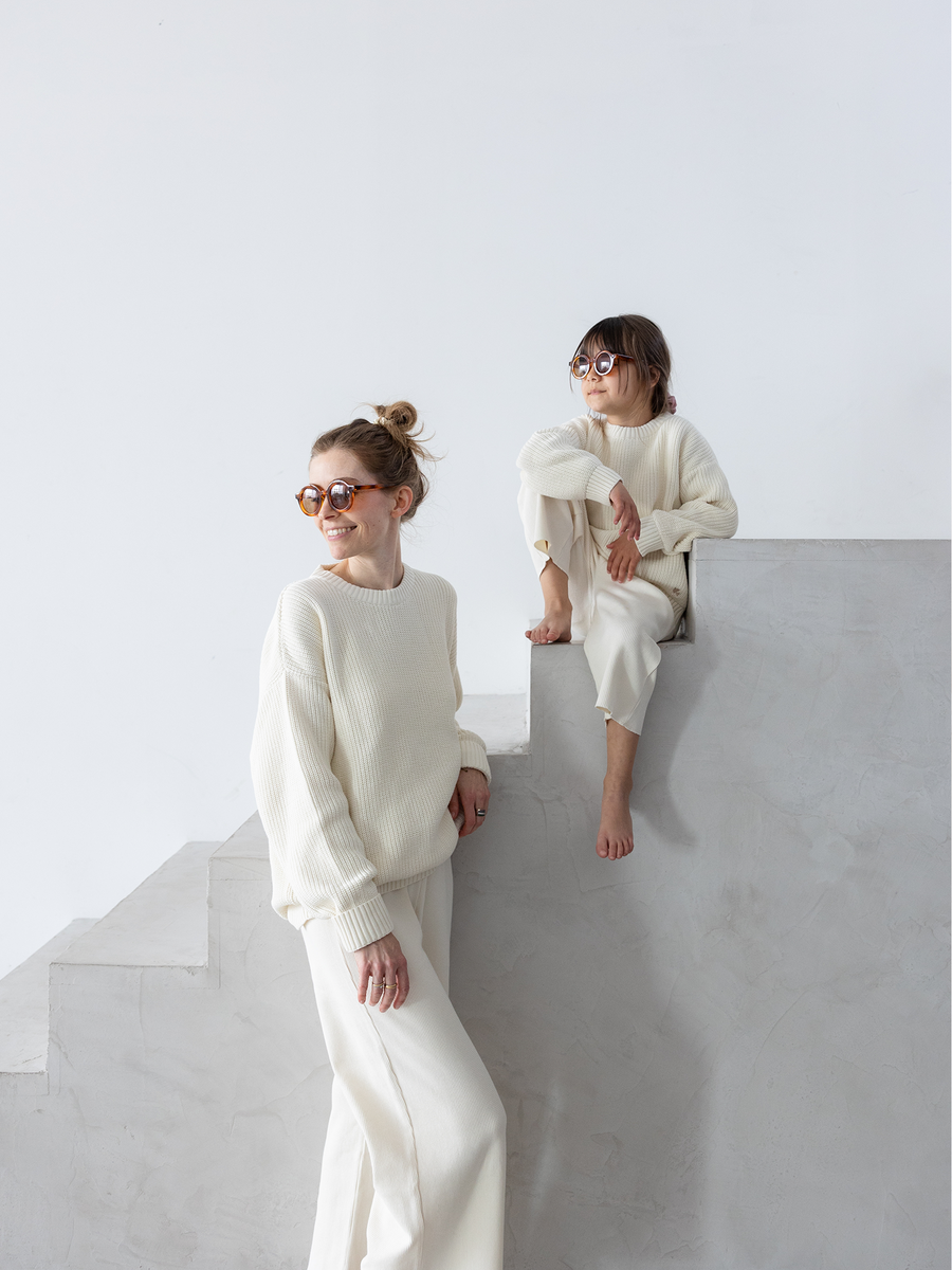 Weißer Pullover Mutter Tochter Partnerlook