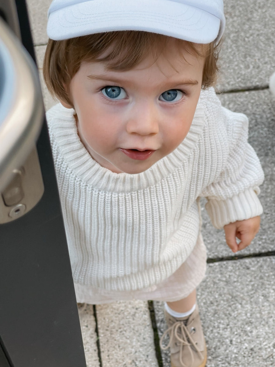 Kind in Partnerlook Pullover weiß