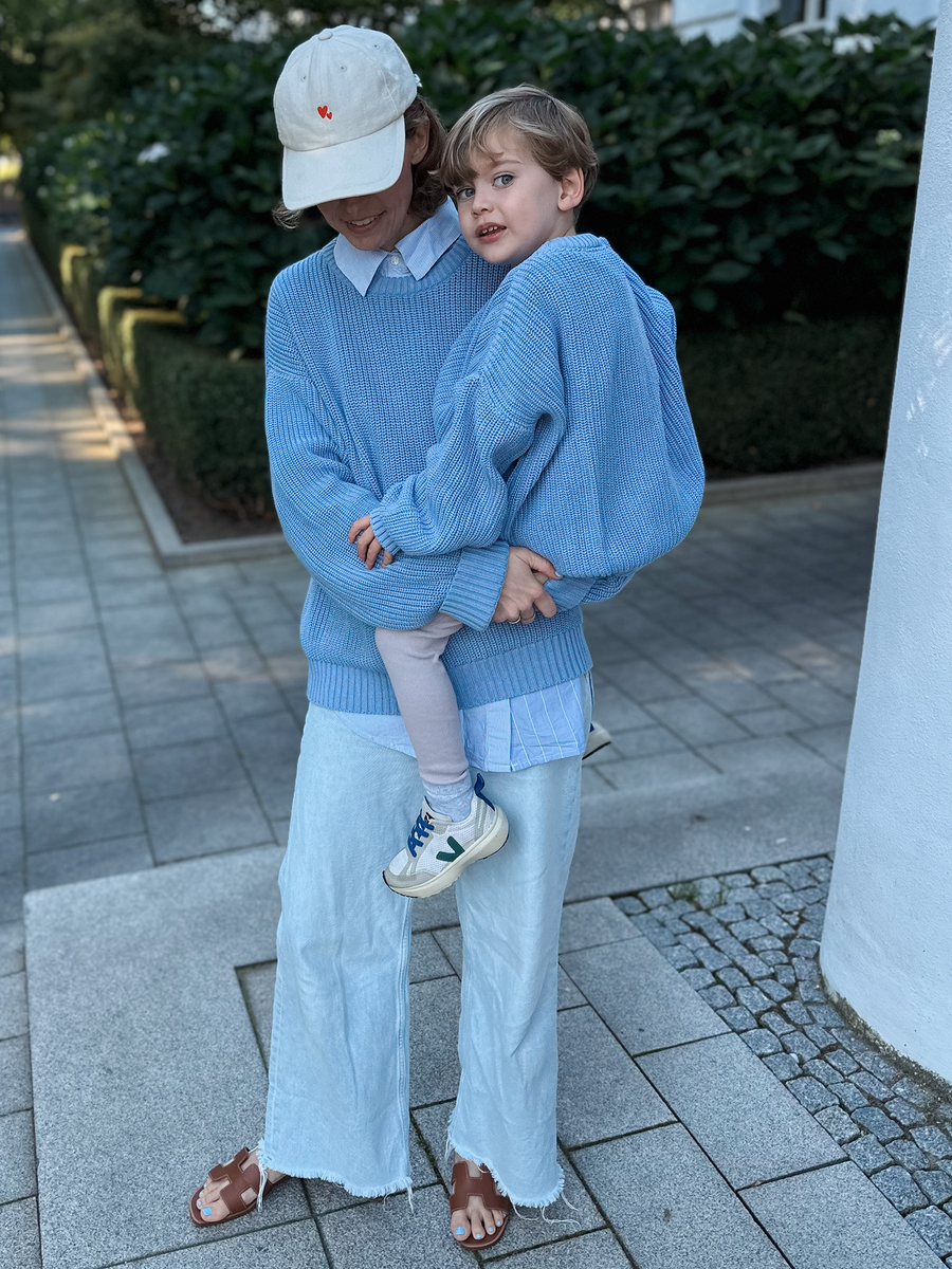 Partnerlook Mutter und Sohn in blauem Pullover