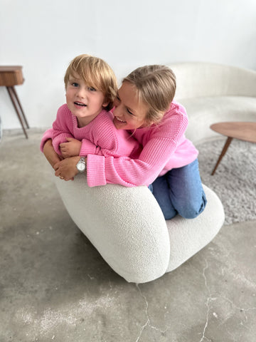 Mama Tochter Partnerlook: Mutter und Kind in pinkem Pullover