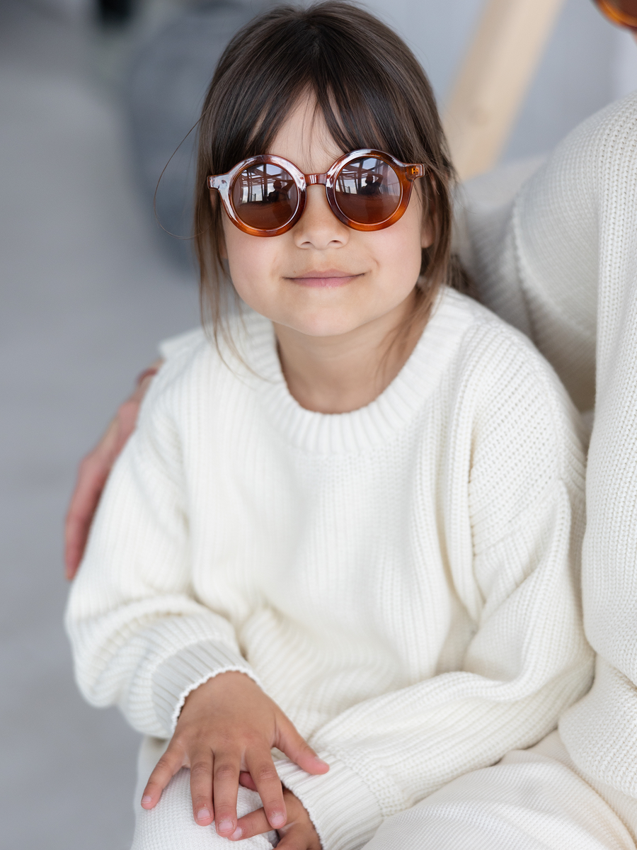 Mädchen mit Mutter in Partnerlook in weißem Strickpullover