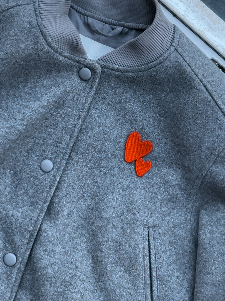 Herz Patch auf Jacke aufbügeln