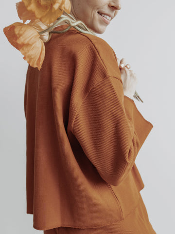 Matching Sweater mit Mohnblumen in der Hand