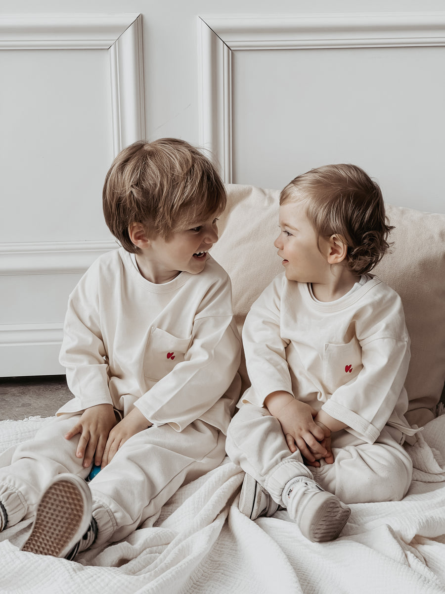 Geschwisteroutfit Partnerlook Atelier Rive, Two Boys in Atelier Rive Cool Longsleeve Special Edition undyed Cotton Tofu natural 