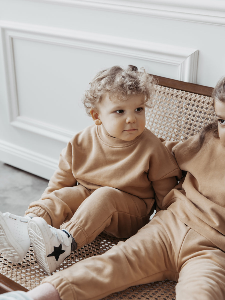 Baby in Jogginganzug